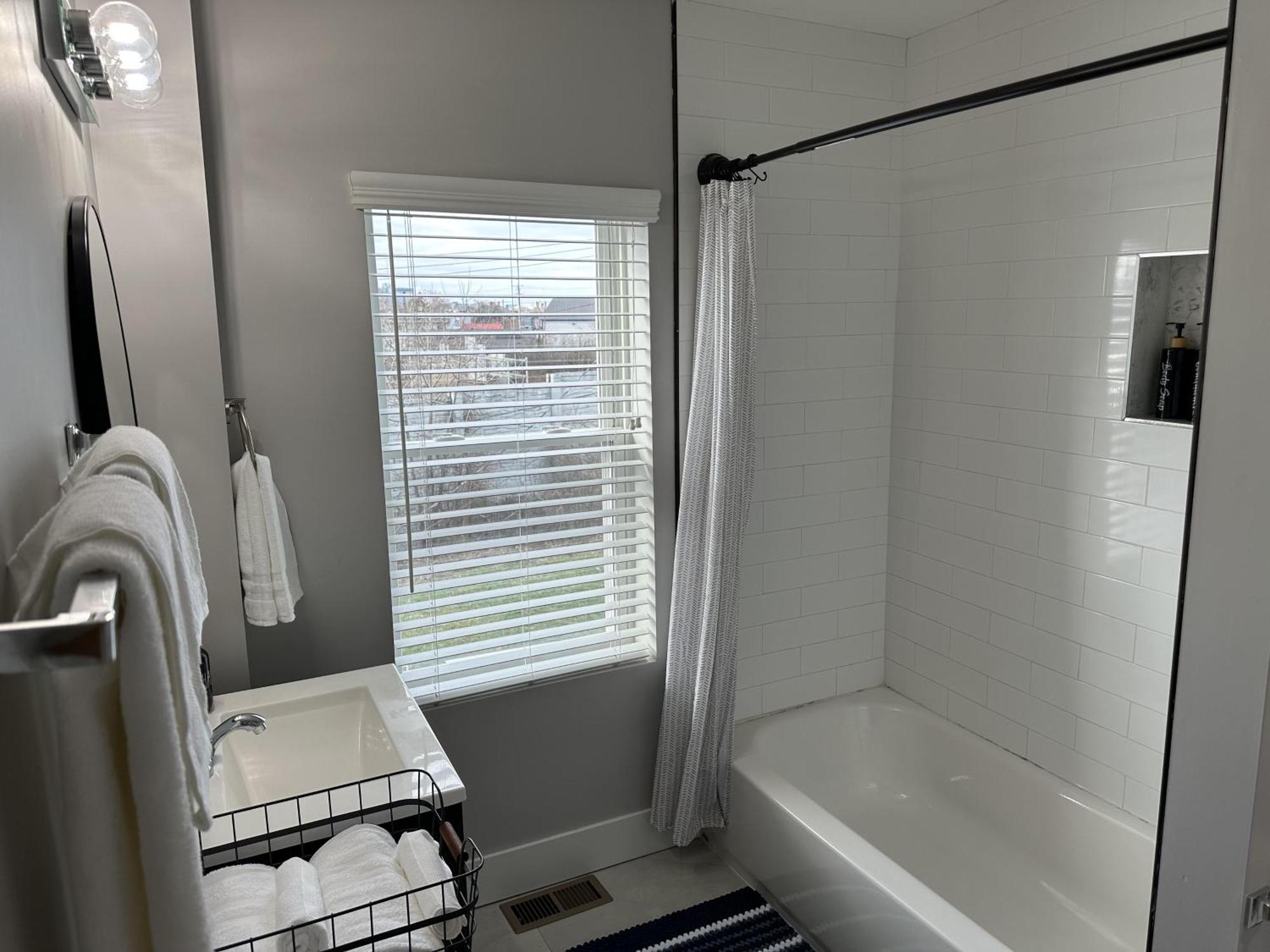 Lovely 2br Near Downtown Area